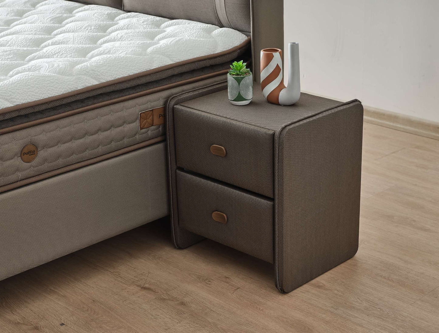 Boxspringbett Batum - Eleganz trifft Komfort - Taupe-Braun